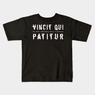 Latin Inspirational Quote: Vincit Qui Patitur (He Who Endures Will Succeed) Kids T-Shirt